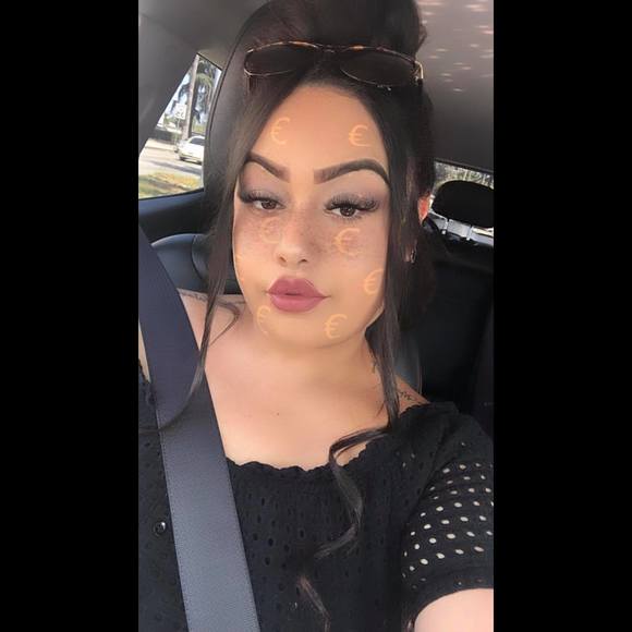 Poshmark profile picture for @grins